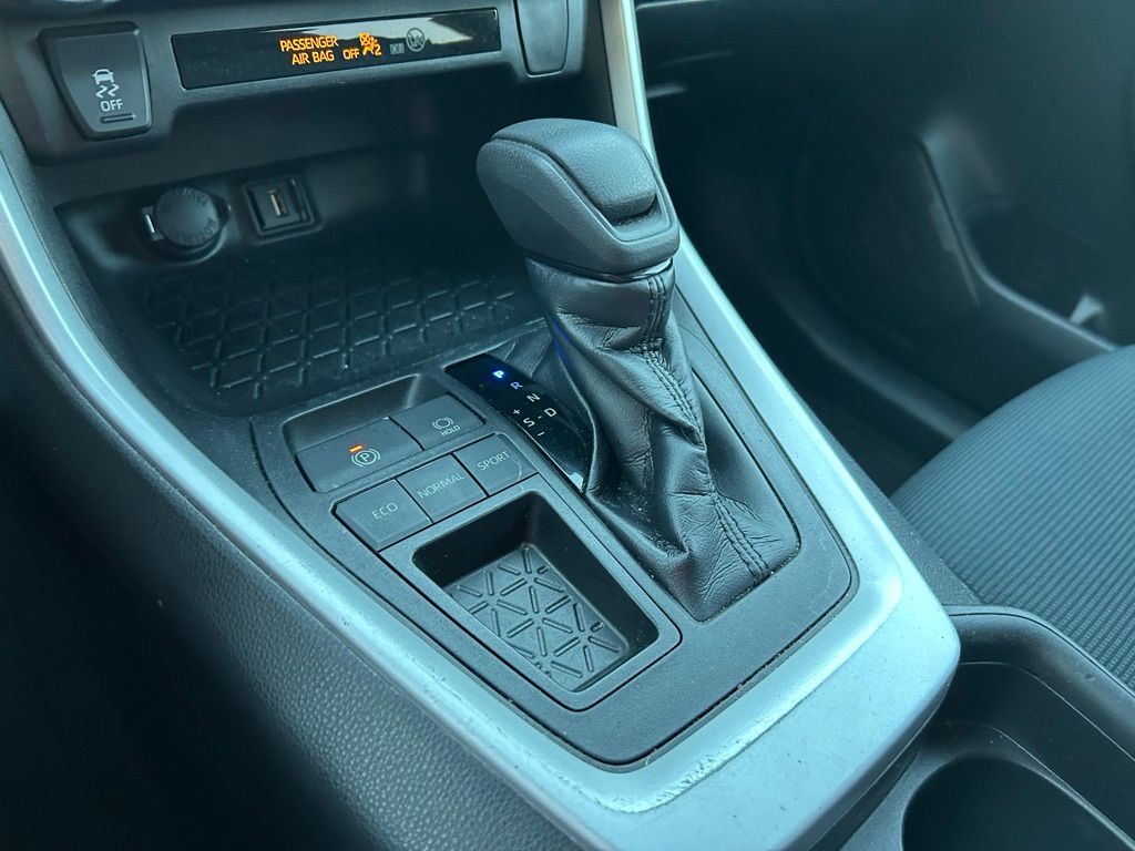 Thumbnail: 2021 Toyota RAV4 - 25