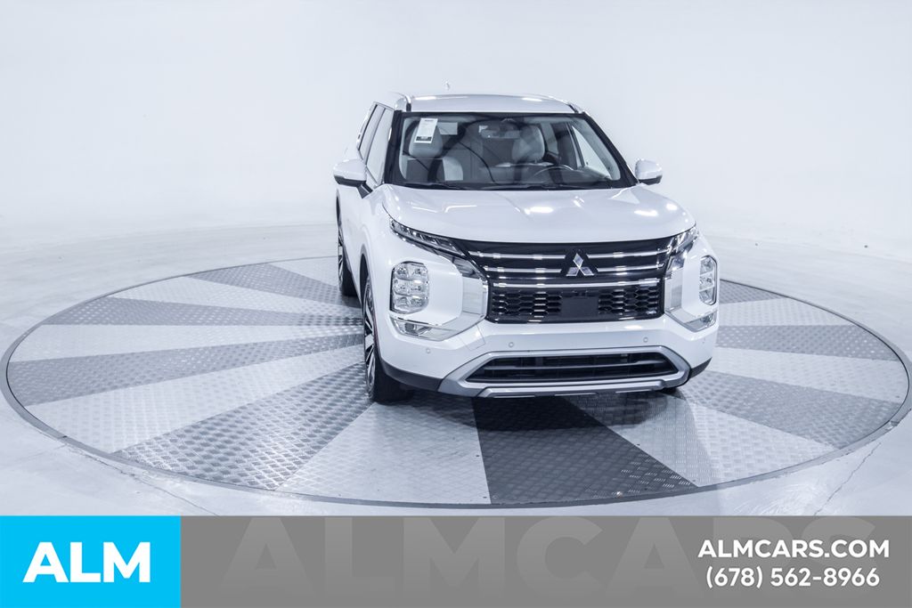 Used 2025 White Mitsubishi SE image 15