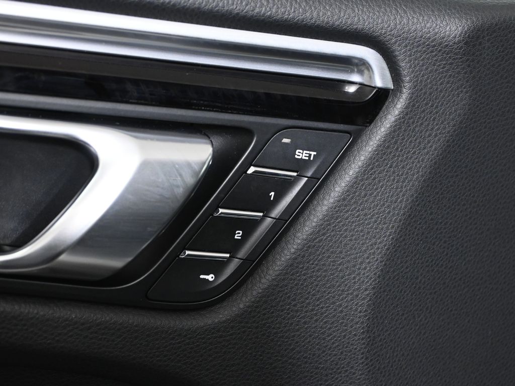 Thumbnail: 2022 Porsche Macan - 31