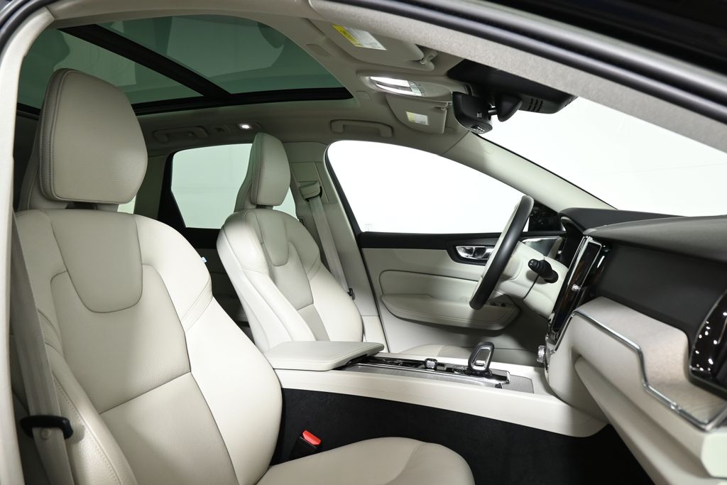 Thumbnail: 2023 Volvo XC60 - 28