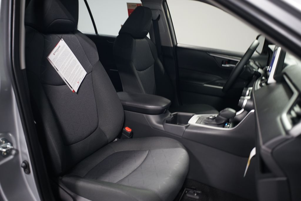 2025 Toyota RAV4 XLE 28