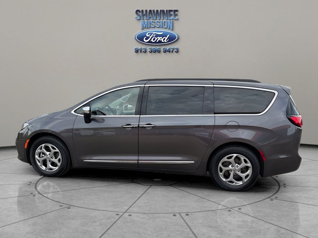 2023 Chrysler Pacifica Limited photo