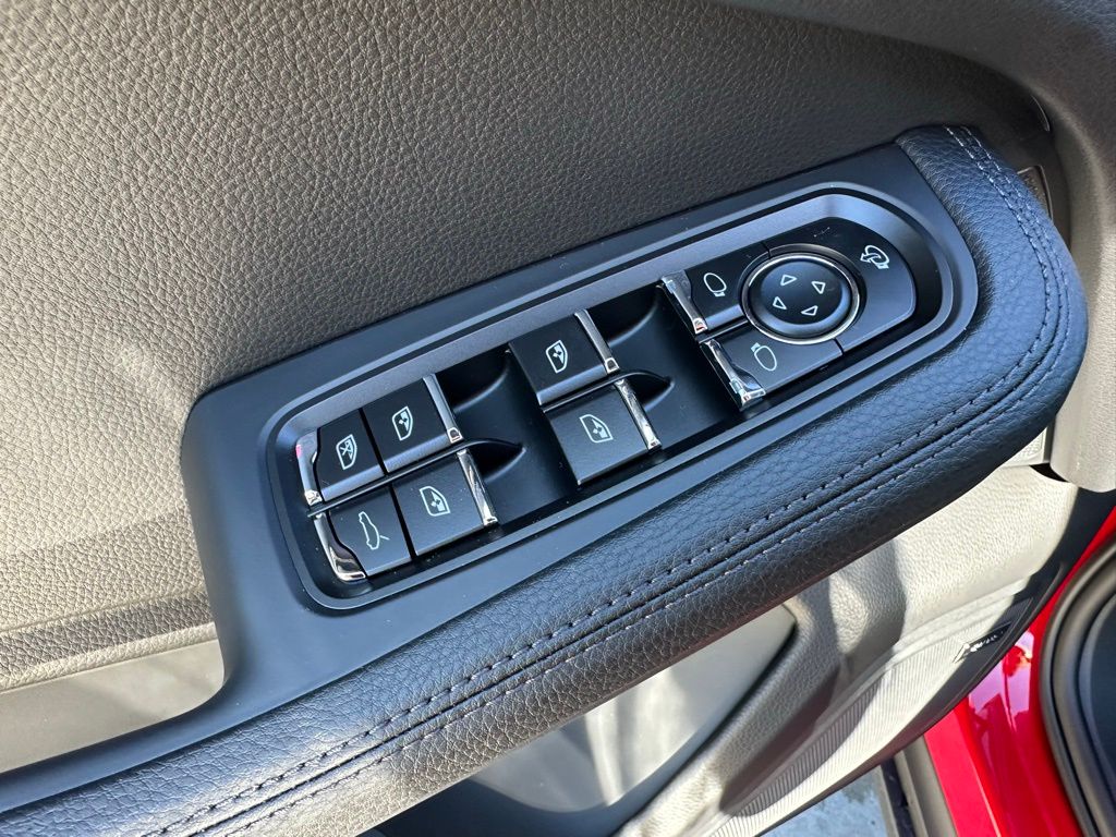 Thumbnail: 2026 Porsche Macan - 20