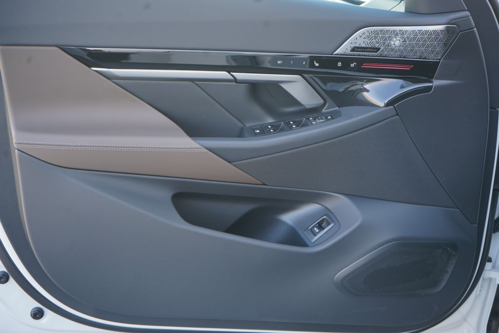 Thumbnail: 2025 BMW 5 Series - 10