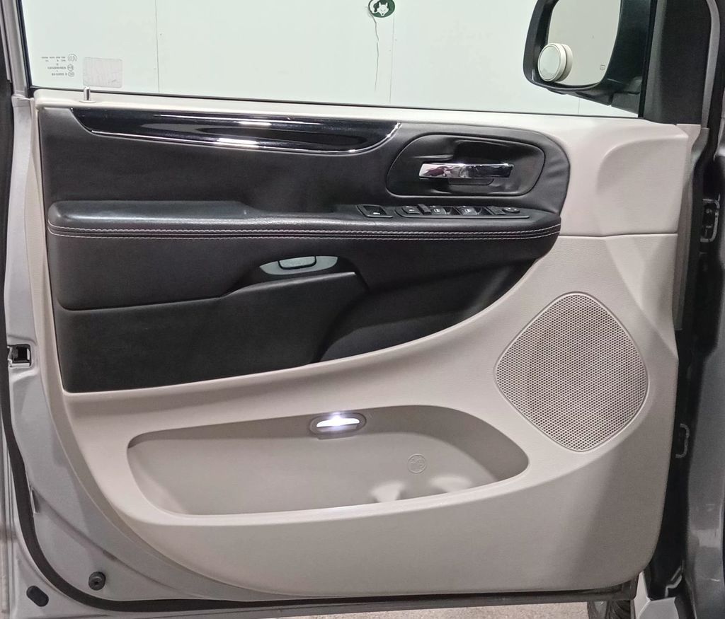 2018 Dodge Grand Caravan SXT — Billet Silver Metallic Clearcoat — photo 17