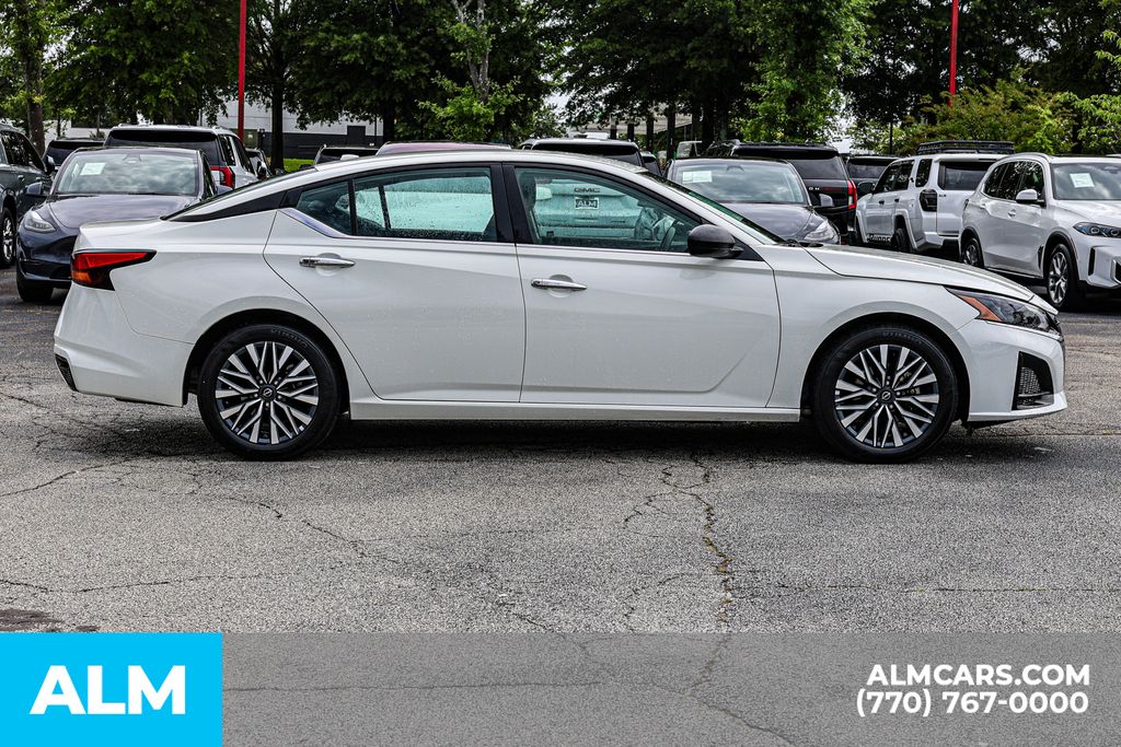 Used 2025 White Nissan 2.5 SV image 10