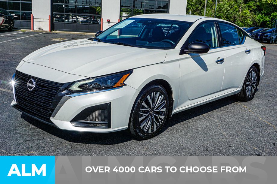 Used 2025 White Nissan 2.5 SV image 2