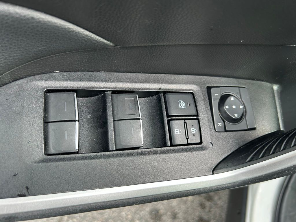 Thumbnail: 2022 Toyota RAV4 - 17