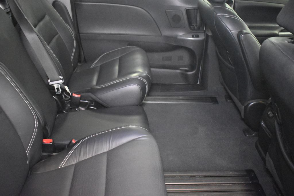 Thumbnail: 2019 Toyota Sienna - 26