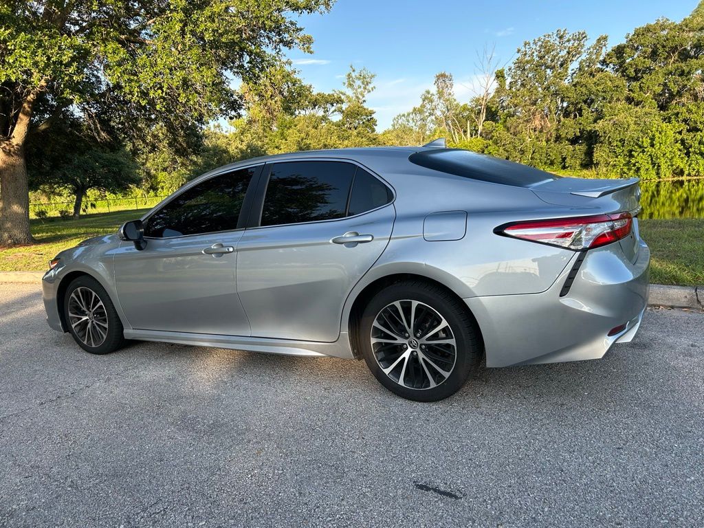 2020 Toyota Camry SE 3