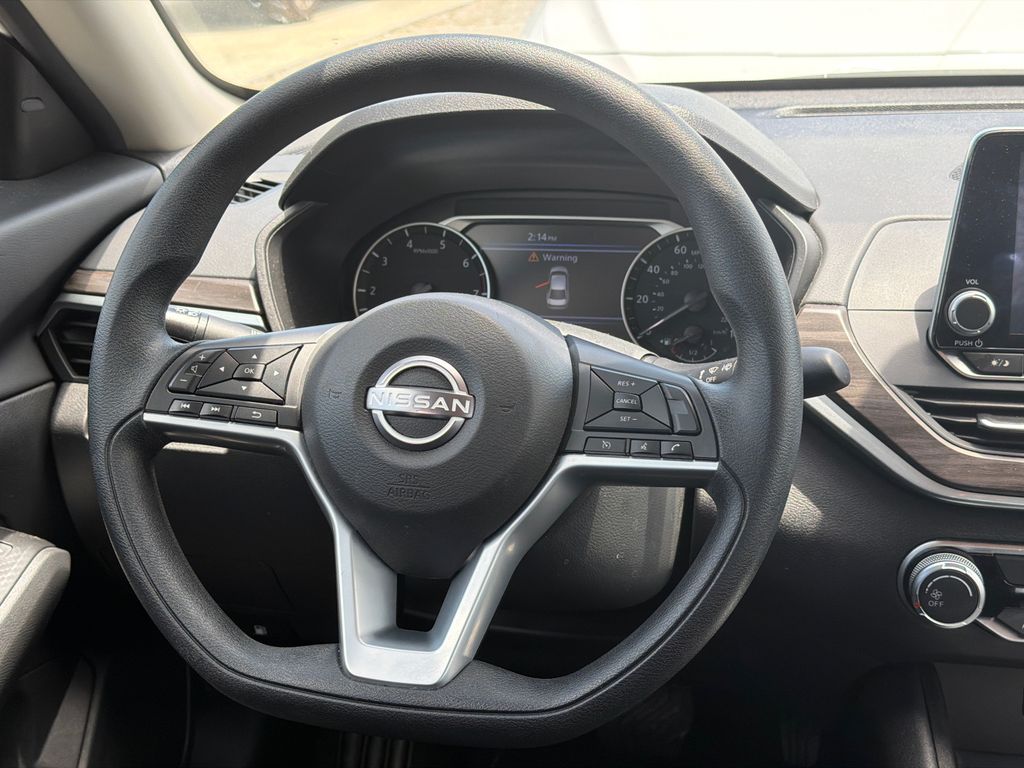 Used 2025 White Nissan 2.5 SV image 18