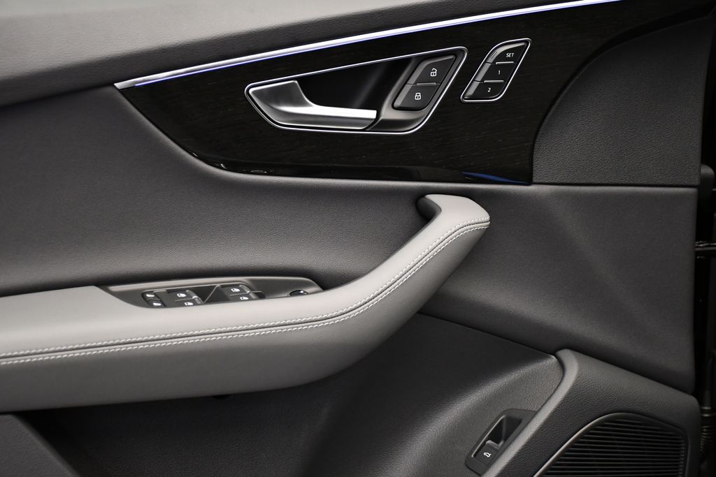 Thumbnail: 2025 Audi Q7 - 32