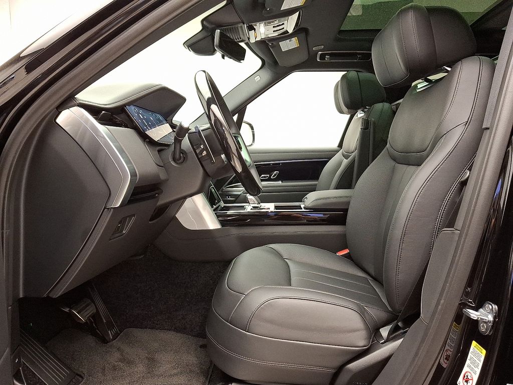 2025 Land Rover Range Rover SE 9