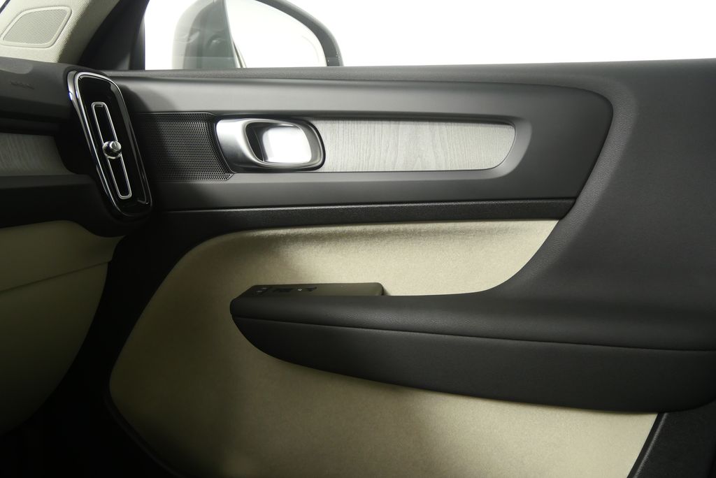 Thumbnail: 2025 Volvo XC40 - 22