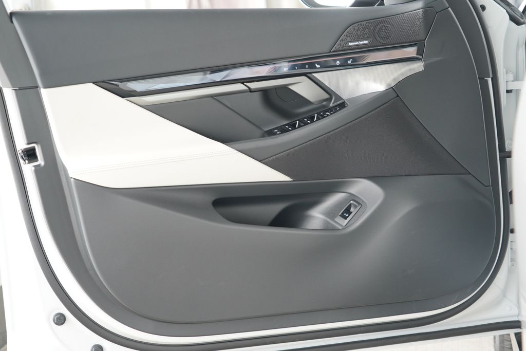 Thumbnail: 2027 BMW 5 Series - 9