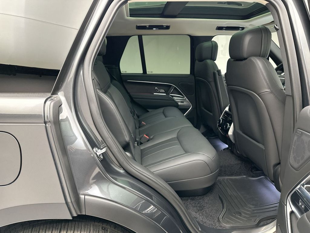 2025 Land Rover Range Rover SE 7