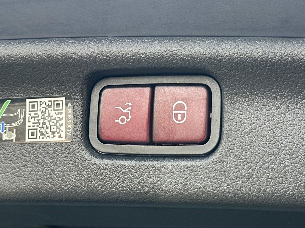 Thumbnail: 2025 Mercedes-Benz C-Class - 25