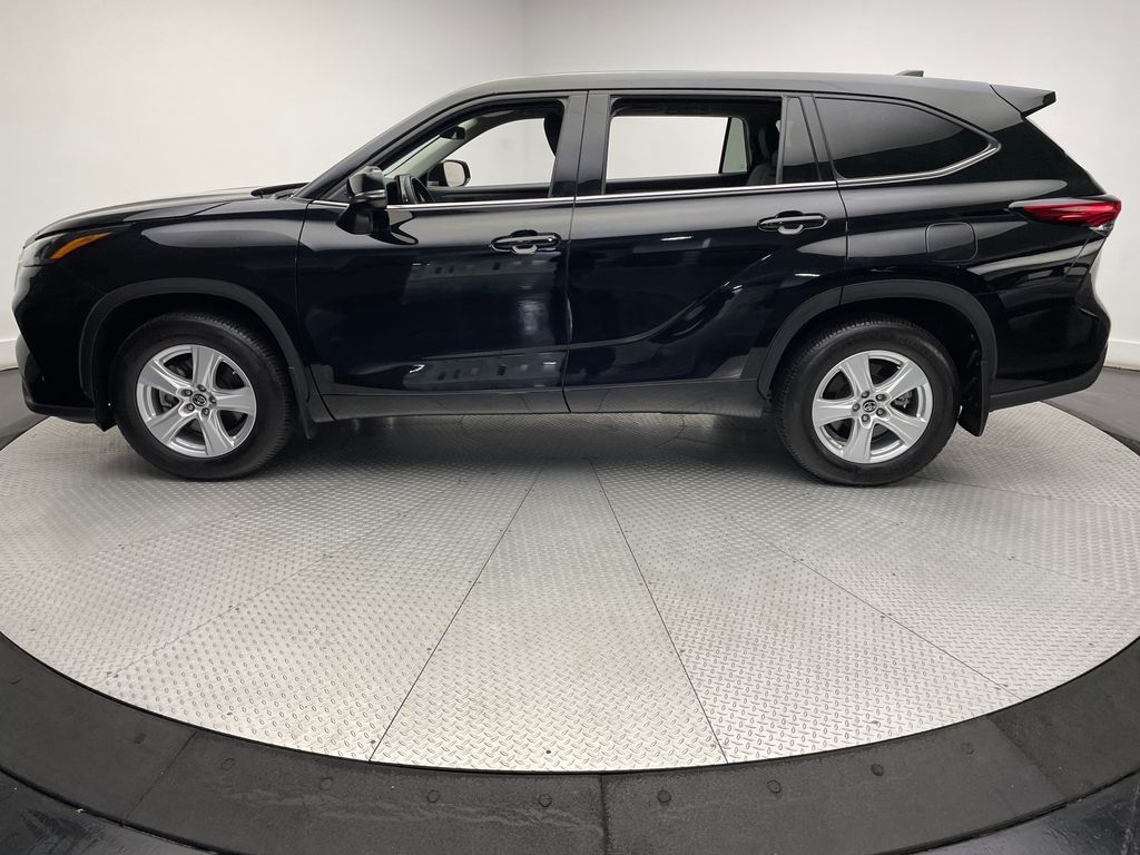 2022 Toyota Highlander LE 8