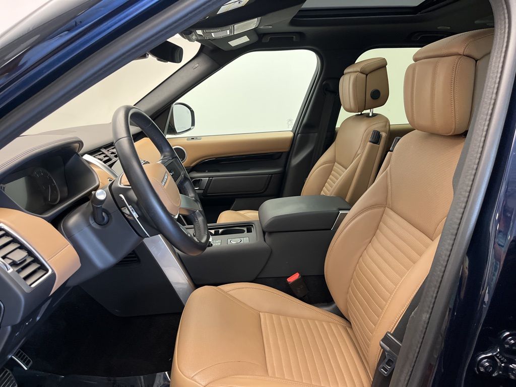 Thumbnail: 2023 Land Rover Discovery - 12
