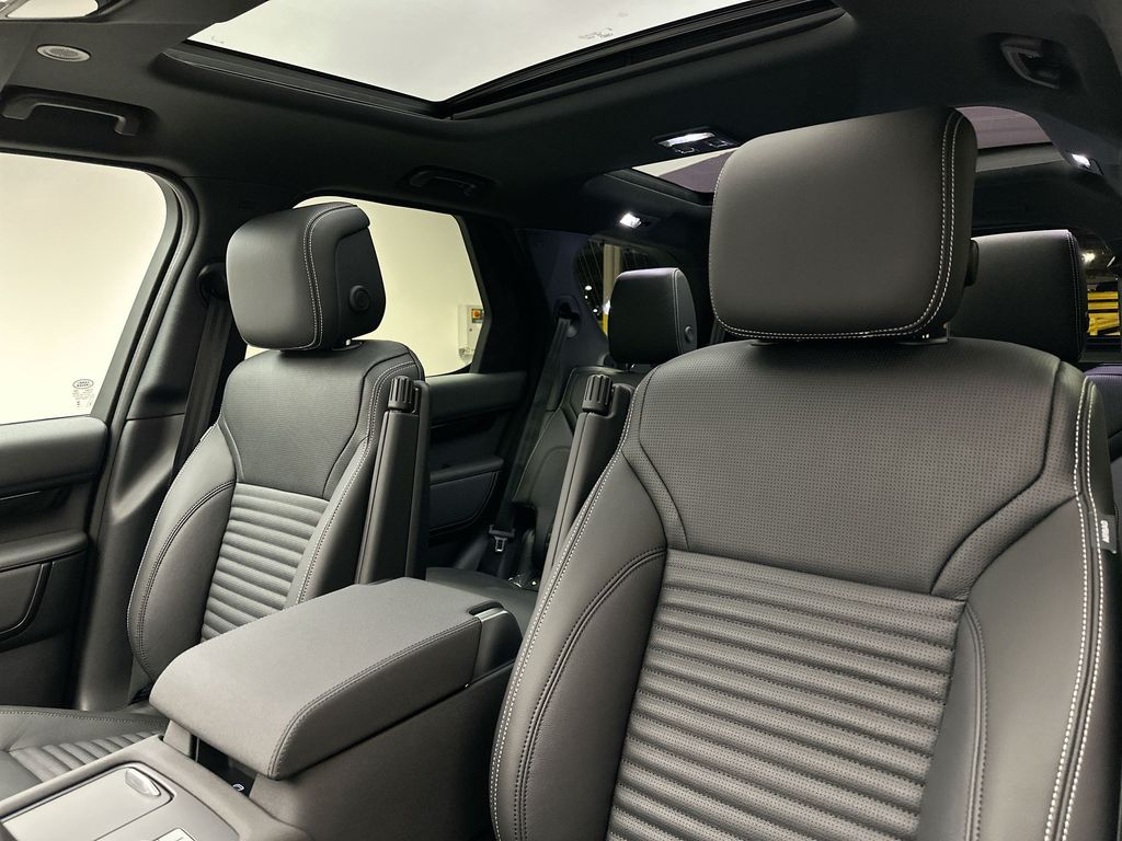 Thumbnail: 2025 Land Rover Discovery - 8
