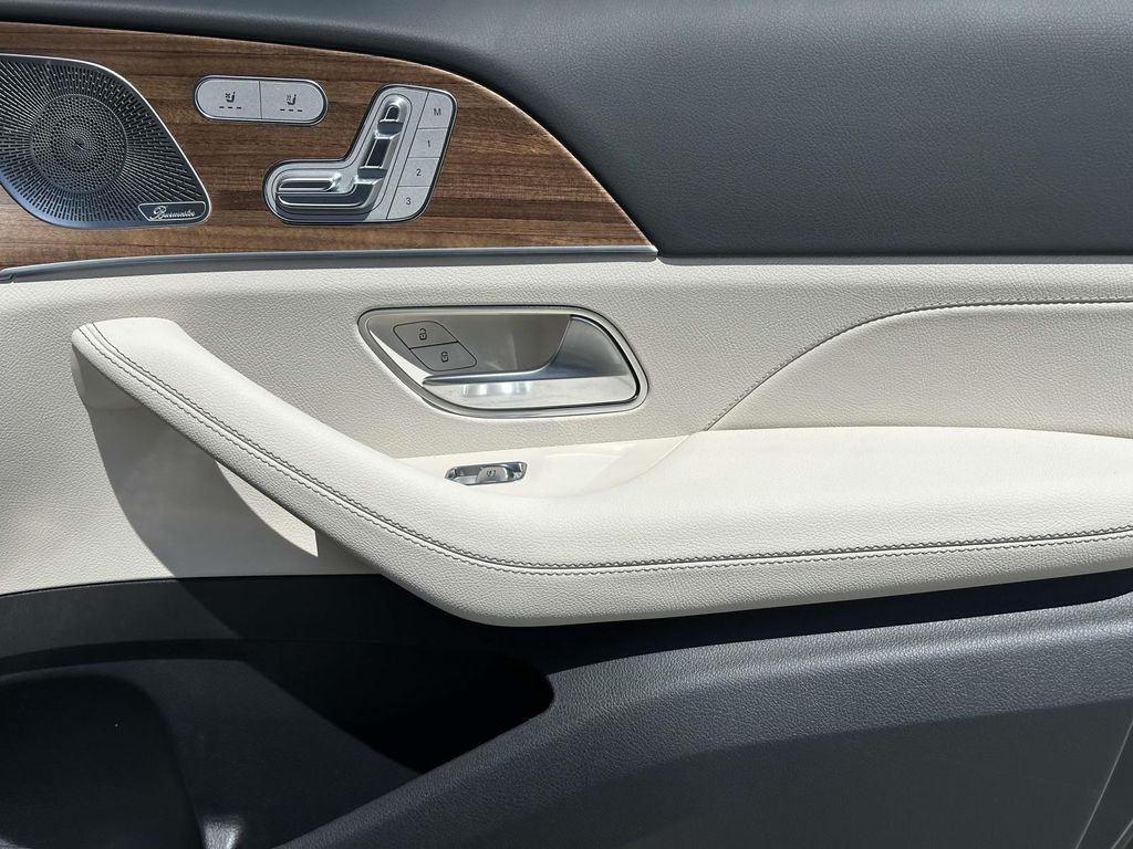 2025 Mercedes-Benz GLS 450 4MATIC 12