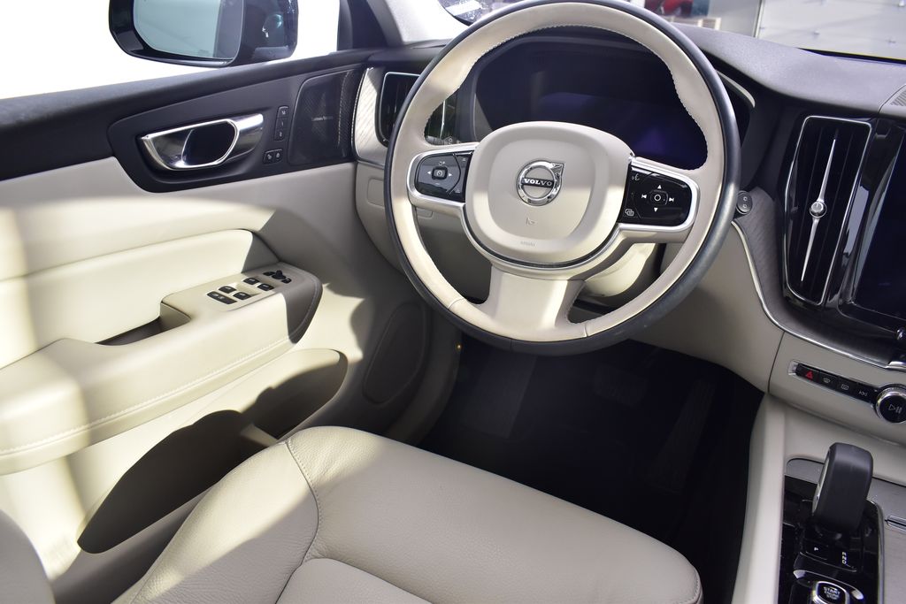 Thumbnail: 2023 Volvo XC60 - 21