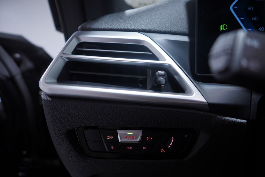 Thumbnail: 2025 BMW i4 - 19