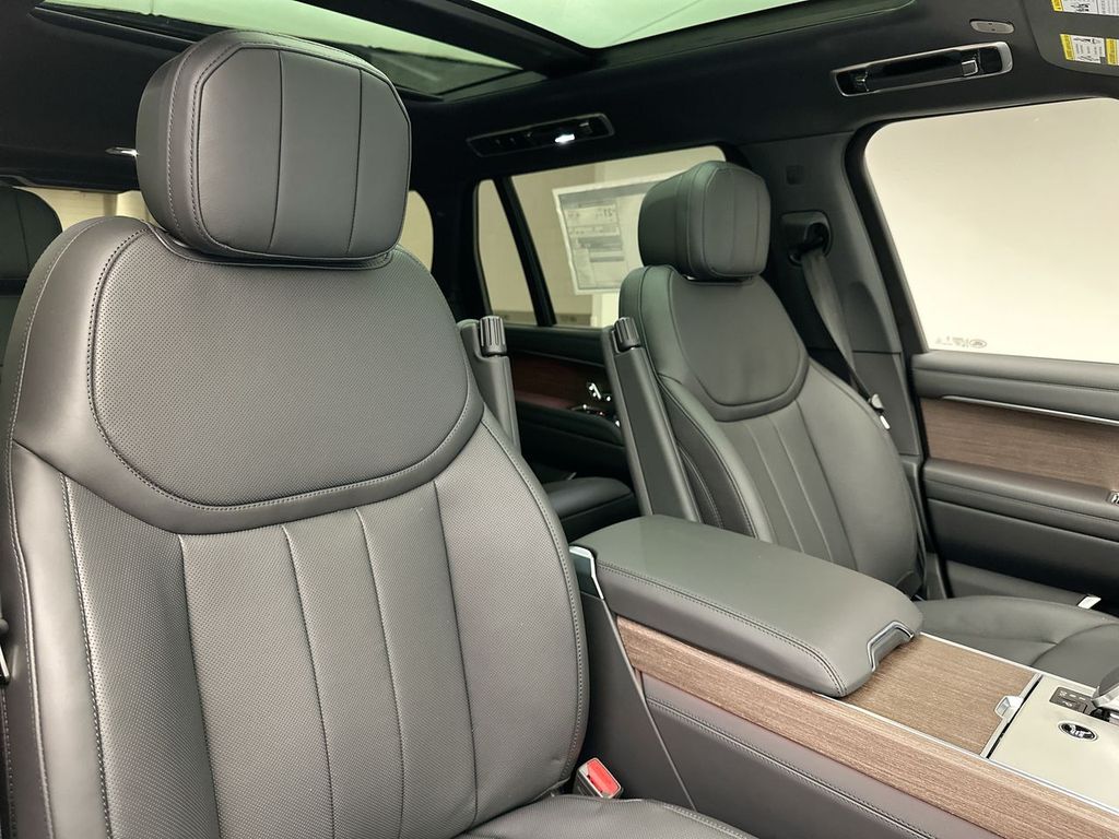 2025 Land Rover Range Rover SE 6