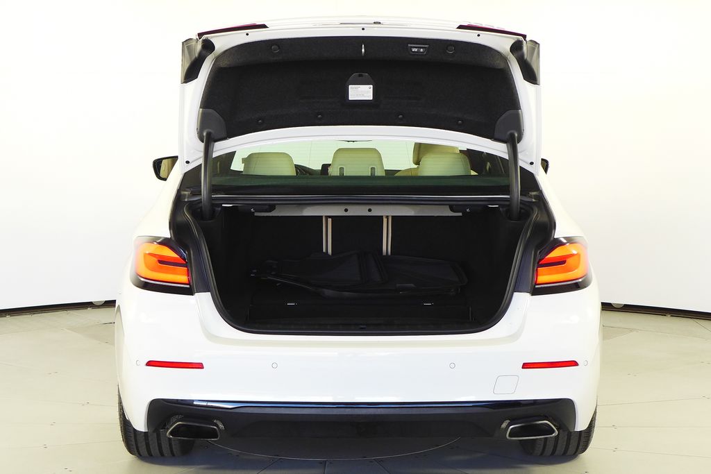 Thumbnail: 2023 BMW 5 Series - 10