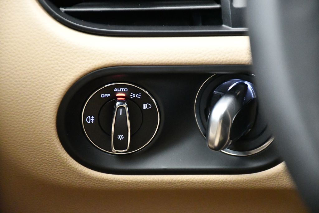 Thumbnail: 2025 Porsche Macan - 20