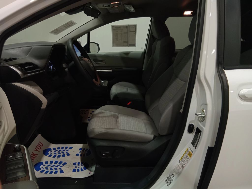 2023 Toyota Sienna LE