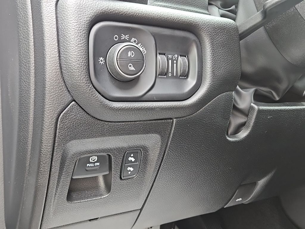 Used 2025 White Ram Big Horn/Lone Star image 34