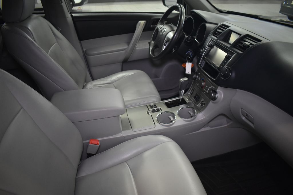 2013 Toyota Highlander Plus 31