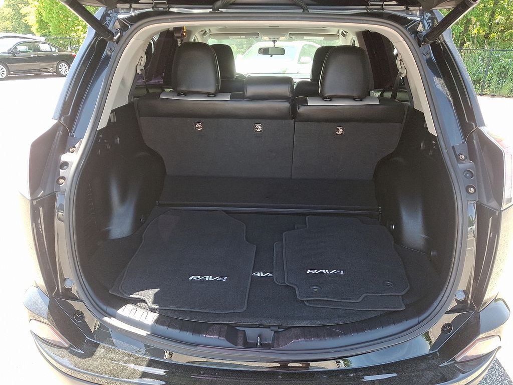 2016 Toyota RAV4 XLE 31