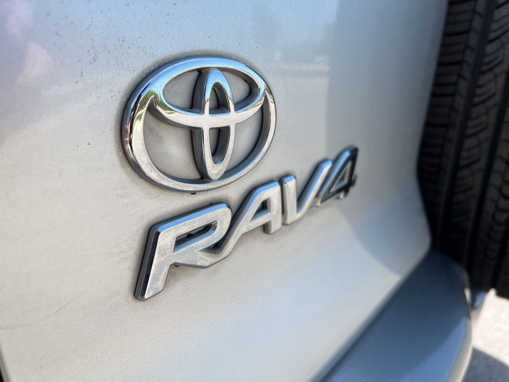 2003 Toyota RAV4 Base 8