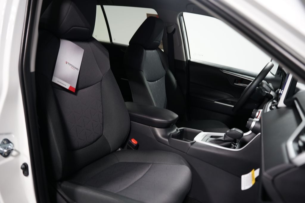 2025 Toyota RAV4 XLE 28