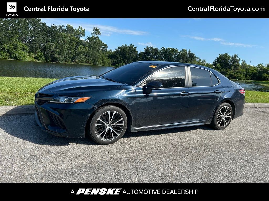 2020 Toyota Camry SE Hero Image