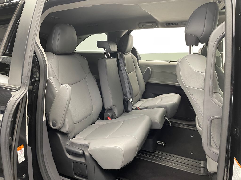 2023 Toyota Sienna XLE 23