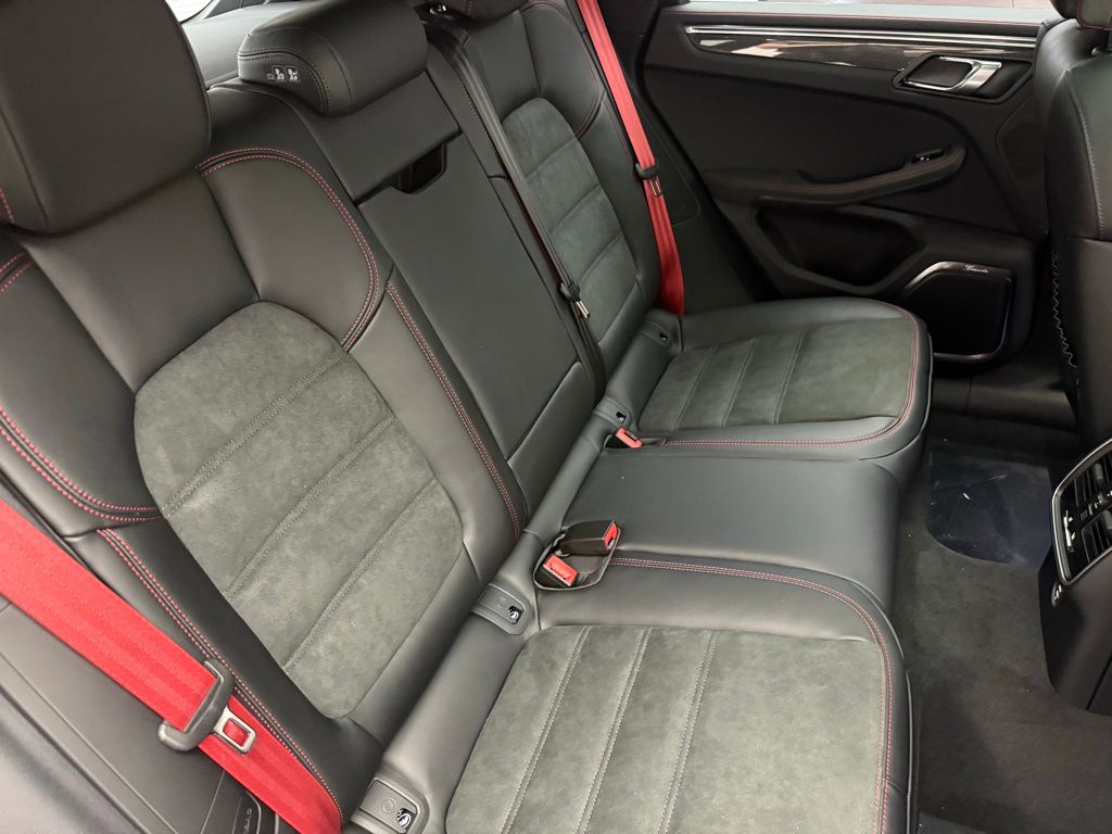 Thumbnail: 2026 Porsche Macan - 30