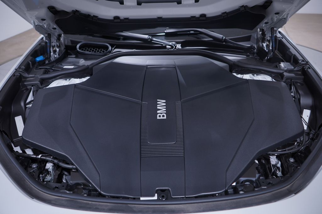 Thumbnail: 2025 BMW i7 - 24