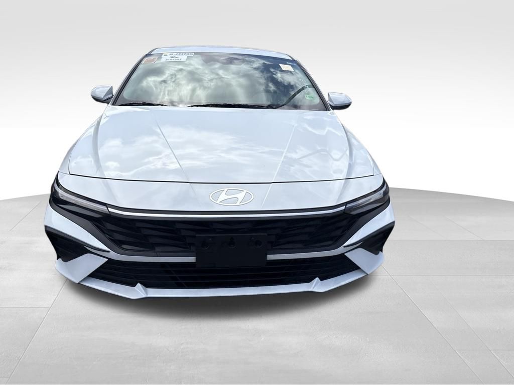 Used 2024 White Hyundai SEL image 5