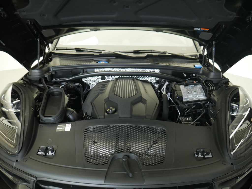 Thumbnail: 2026 Porsche Macan - 12