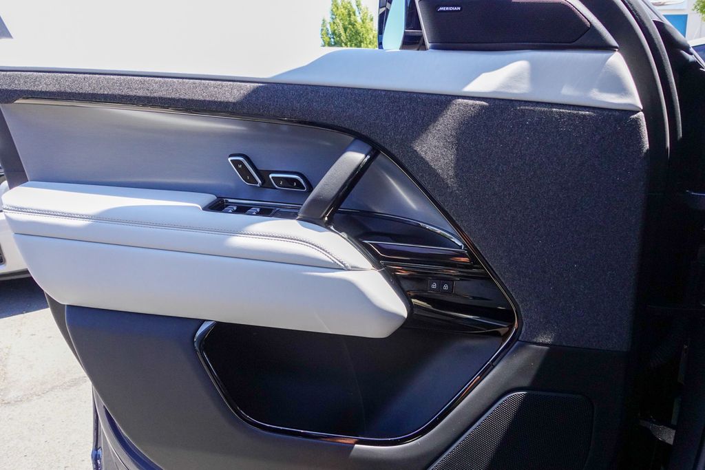 Used 2023 Blue Land Rover SE image 14