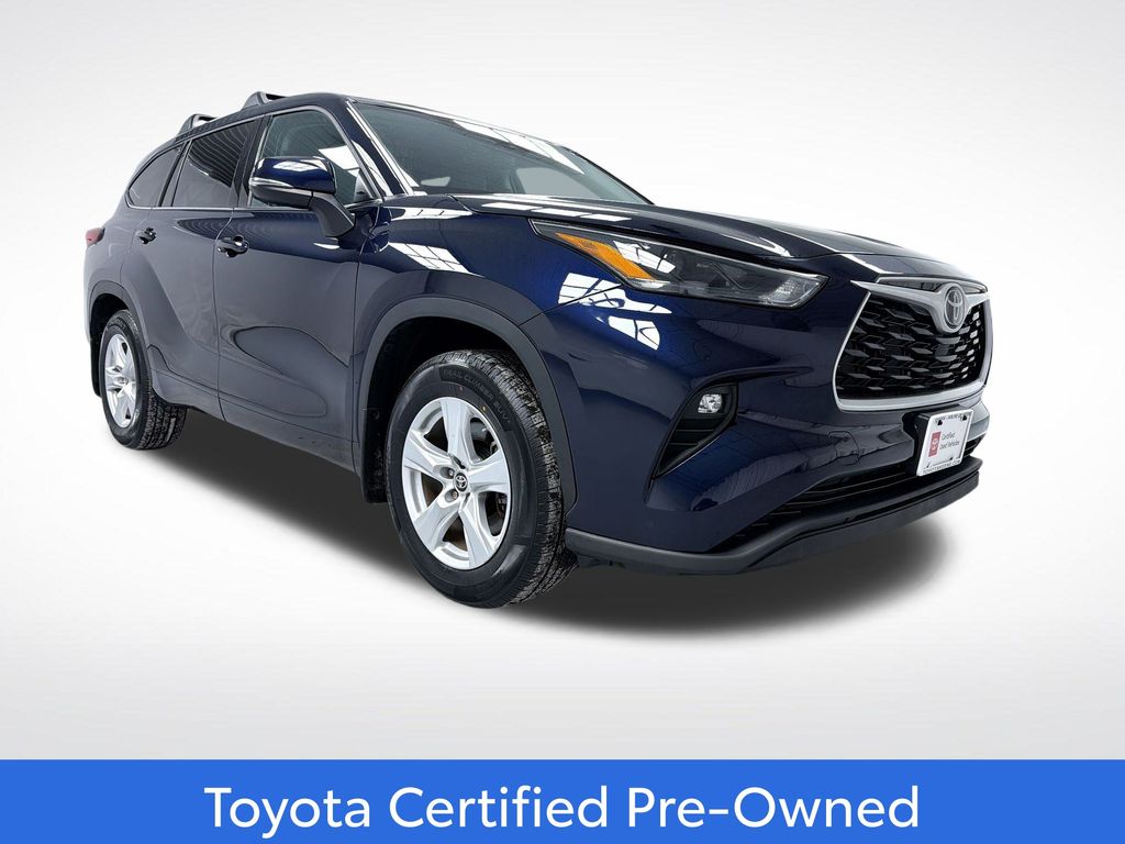 2022 Toyota Highlander LE's photo