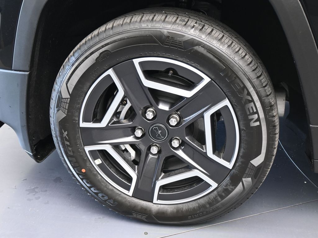 New 2026 Diamond Black Crystal Pearlcoat Jeep Laredo image 25