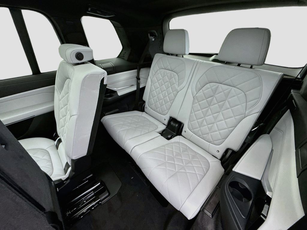 Thumbnail: 2027 BMW X7 - 22