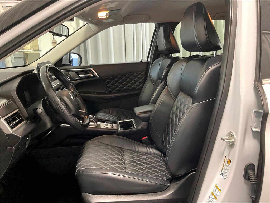 2022 Mitsubishi Outlander — photo 10
