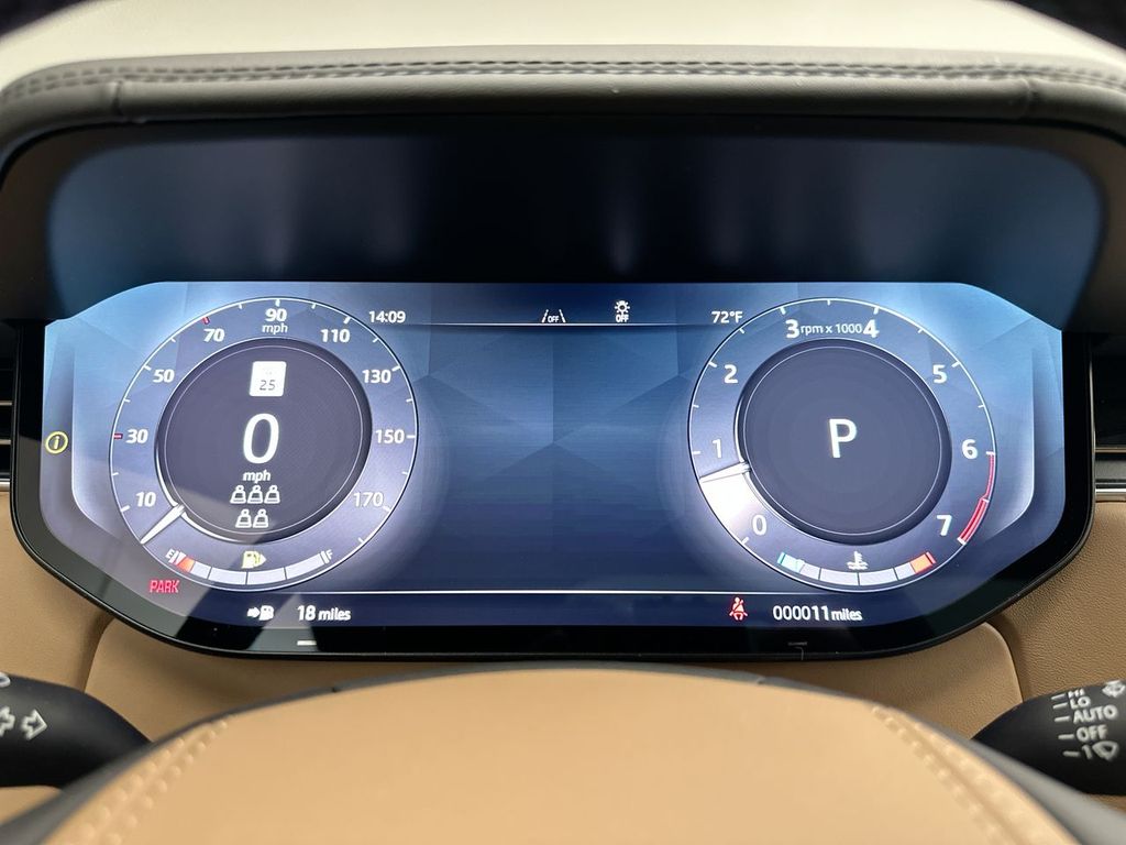 2025 Land Rover Range Rover SE 14