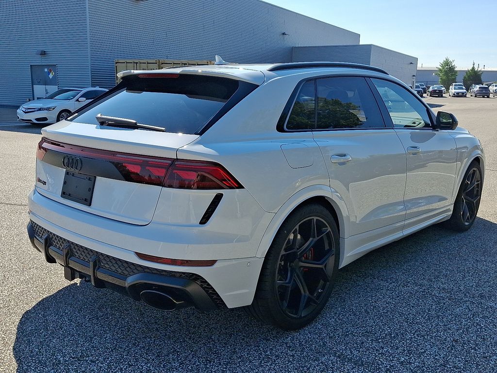 Thumbnail: 2026 Audi RS Q8 - 4