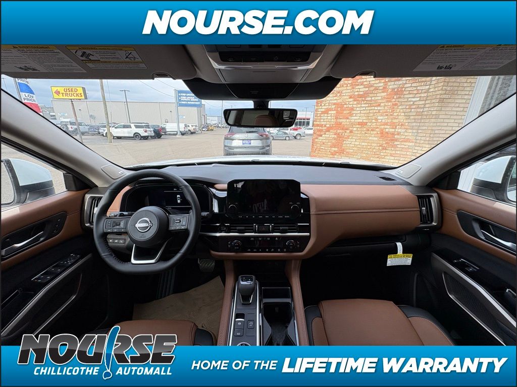 2025 Nissan Pathfinder Platinum photo
